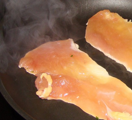 1. Этап. Лаваш с беконом и сыром: 1. Бекон режем тоненькими кусочками и обжариваем на сковороде с двух сторон. Откинем на салфетку, чтобы впитался лишний жир, остужаем.