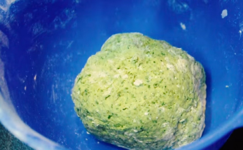 1. Этап. Трёхцветный хлеб с натуральными красителями: 1. Для теста зеленого цвета необходимо промыть и просушить шпинат, измельчите его в блендере вместе с 60 мл воды и 1 ст.л. растительного масла. Просейте 200 г муки, добавьте к ней 0,5 ч.л. соли, 0,5 ч.л. сахара и 0,5 ч.л. дрожжей. Добавьте зеленую кашицу и замесите тесто. Накройте его пленкой и оставьте на час.