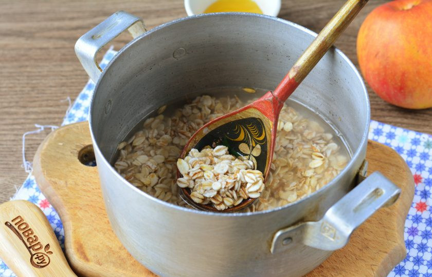 1. Этап. Каша на воде для похудения: В кипящую воду всыпьте овсяные хлопья.