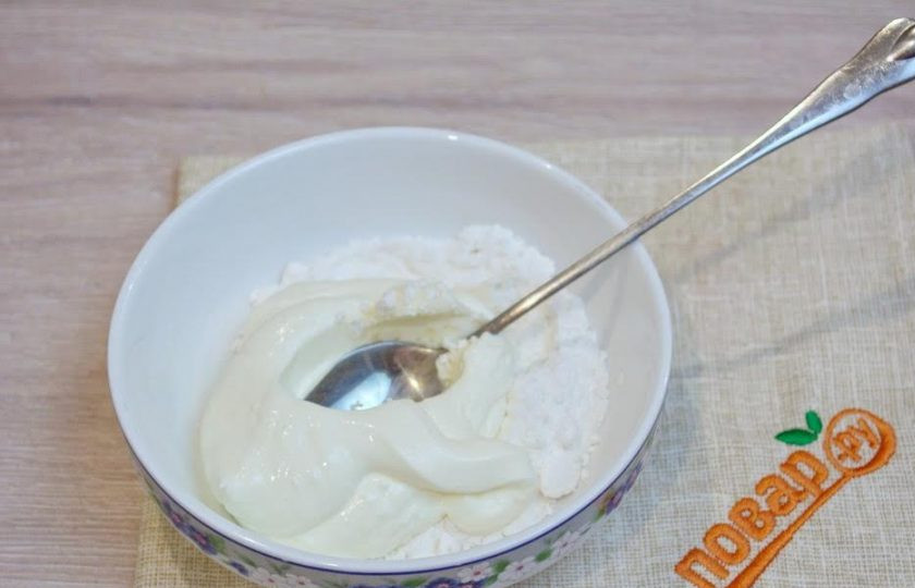 1. Этап. Булочки Синнабон: 13. Приготовьте сливочный крем. Для этого смешайте 100 гр сливочного сыра ( Альменте, Буко, Филадельфия) с 3 ст. ложками сахарной пудры. Просто размешайте. Полученным кремом будем смазывать теплые булочки.