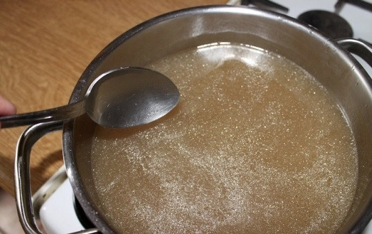 1. Этап. Холодец: А бульон процедим через мелкое сито и доводим до вкуса.