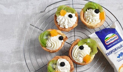 1. Этап. Слоеные корзиночки с чизкейком: 10. Наполните корзинки крем-чизом и украсьте по желанию. Помимо фруктов можно украсить шоколадом или хорошим кисло-сладким джемом, например, клюквенным. Ну, я в вас верю, фантазия ваша работает отлично!