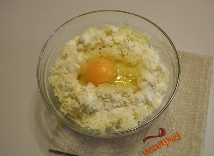 1. Этап. Суп с картофельными шариками: Добавьте манную крупу, яйцо и соль. Перемешайте.