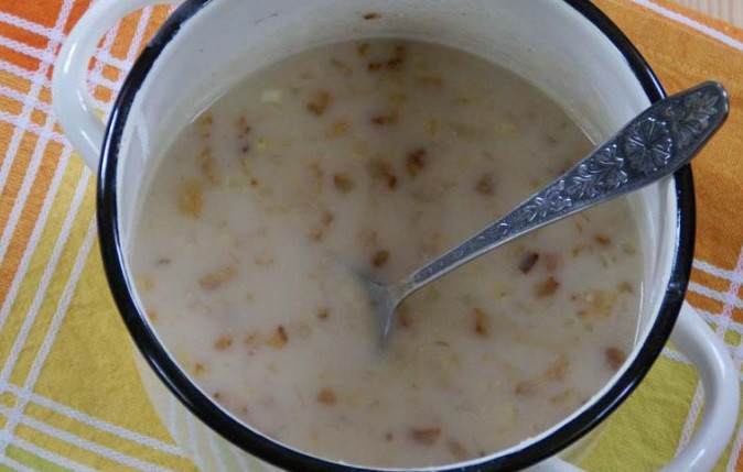 1. Этап. Жур: В цежу добавьте обжаренный лук, щепотку растертого тмина и соль. Суп перемешать и вскипятить.