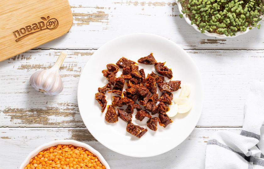 1. Этап. Хумус из красной чечевицы: Вяленые томаты нарежьте на кусочки, чтобы их было проще измельчить. Чеснок очистите от шелухи.