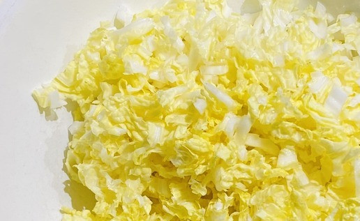 1. Этап. Рыбная запеканка с пекинской капустой: Пекинскую капусту разобрать на листья, промыть, обсушить, нарезать