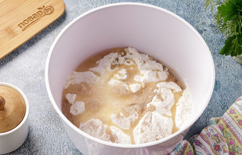 1. Этап. Дрожжевые беляши на воде: В глубокой миске соедините муку, соль, сахар, дрожжи и масло.