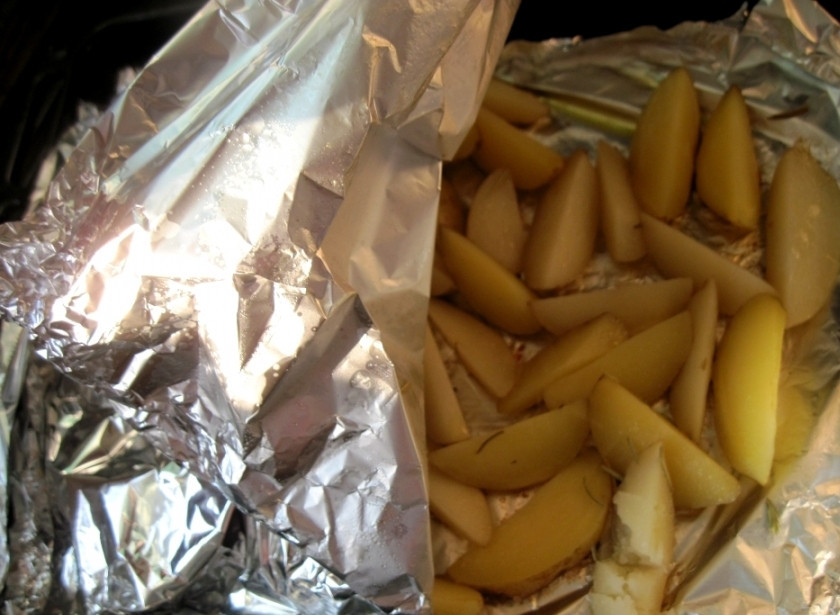 1. Этап. Молодой картофель в фольге: Затем выдвигаем противень, отворачиваем верхний слой фольги и снова ставим в духовку на 3 минуты, чтобы наша картошечка подрумянилась. Когда она будет готова, выкладываем ее на тарелки и украшаем свежей зеленью.