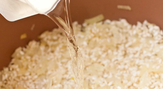 1. Этап. Ризотто со сливками: Вливаем белое вино, ждем пока все выпарится.