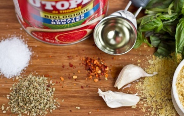 1. Этап. Вегетарианский соус к спагетти: Подготовьте и отмерьте все необходимые ингредиенты. Измельчите лук и чеснок, обжарьте на масле, затем отправьте к ним соль, перец и томаты.