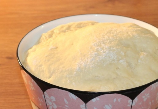 1. Этап. Пирожки «Придорожные»: 10. Подпыляем стол мукой и обминаем тесто.