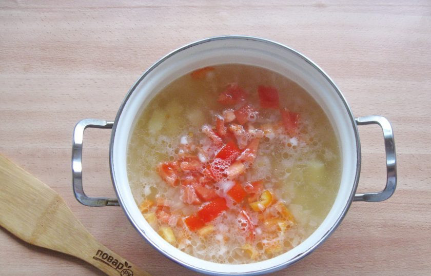 1. Этап. Тунисский суп: Через 10 минут приготовления супа болгарский перец и помидоры помойте. Перец очистите от семян. Нарежьте эти овощи кубиками и добавьте в кастрюлю.