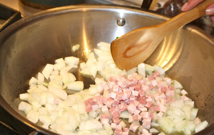 1. Этап. Паста с фрикадельками в томатном соусе: Итак, ставим сковороду на огонь и разогреваем в ней примерно 2-3 столовые ложки масла. Выкладываем на сковороду нарезанный кубиками бекон и половину луковицы, жарим все пару минут, пока лук не станет мягким. Перекладываем бекон с луком на тарелку и ждем, пока все остынет.