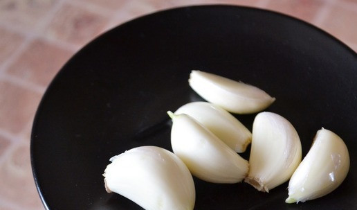 1. Этап. Закуска Рафаэлло: Чеснок очистить. Потребуется 6 средних зубчиков чеснока.