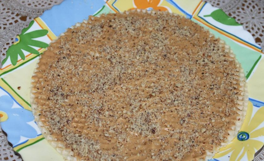 1. Этап. Торт со сгущенным молоком: Грецкий орех обжарьте на сухой сковороде, а потом измельчите. Посыпьте орехами крем.