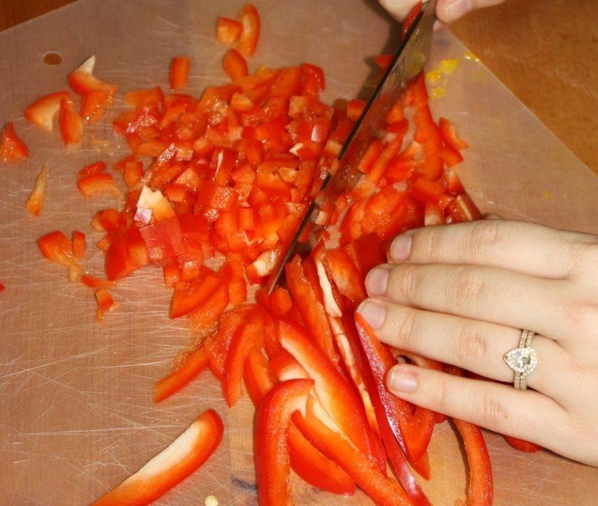 1. Этап. Легкий салат с фасолью: 1. Вымойте сладкие болгарские перцы, очистите их от семян и нарежьте полосками, затем измельчите кубиками.