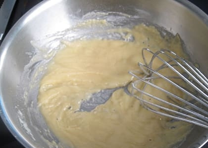 1. Этап. Сырные ньокки: Сливочное масло (75 гр.) растопите на сковороде, добавьте муку(70 гр.) и обжарьте до золотистого цвета.