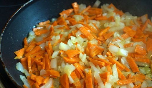 1. Этап. Солянка рыбная оригинальная: Как только пустит слезу, добавить к нему морковь. Жарить на сильном огне минут 7.