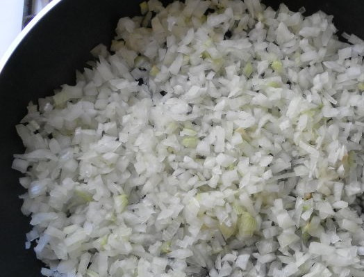 1. Этап. Картошка с курицей и шампиньонами: Сначала обжарьте лук.