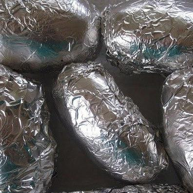 1. Этап. Дважды запеченный картофель: Отдельно каждую картофелину обматываем фольгой, выкладываем на противень и выпекаем около часа в разогретой до 200 градусов духовке.