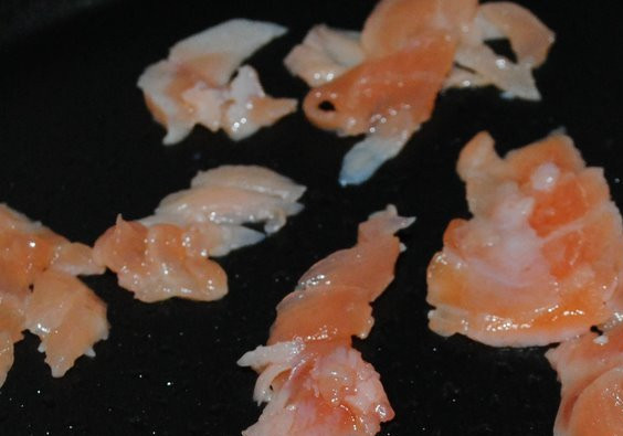 1. Этап. Яичница с семгой: Разогреваем на сковороде растительное масло и обжариваем на нем семгу 30-40 секунд, этого времени вполне достаточно.