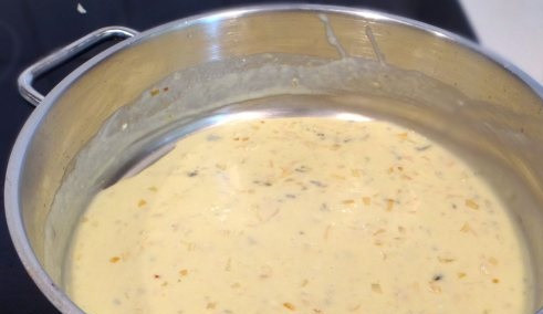 1. Этап. Cоус для мидий в створках: 8. В готовый соус добавьте щепотку соли и белого перца.