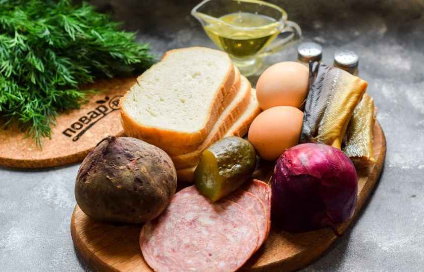 1. Этап. Датские бутерброды: Подготовьте все ингредиенты. Заранее отварите свеклу и куриные яйца.