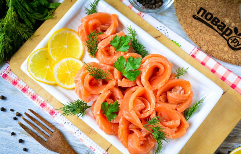 1. Этап. Соленая красная рыба: Удалите пинцетом все кости, филе соленой красной рыбы нарежьте тонкими кусочками, срезая с кожи. Такая рыба может храниться в холодильнике еще пару дней.