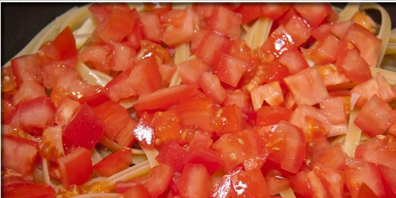 1. Этап. Жареный лагман: 5. Когда уже и фасоль станет мягкой и поменяет немного цвет, - добавим помидоры и лапшу.