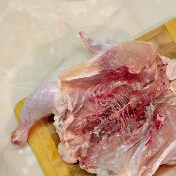 1. Этап. Цыпленок табака в духовке: Тушку цыпленка разрезать по грудинке и развернуть.