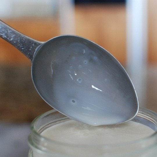 1. Этап. Крем-фреш: Перемешиваем.