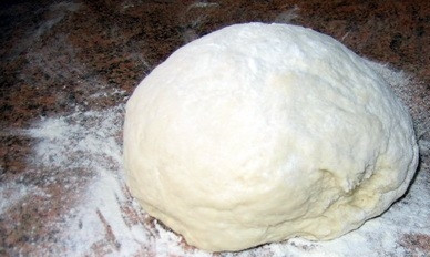 1. Этап. Постные вареники с капустой: И замешиваем тесто. Оно должно получиться мягким, но не липнуть к рукам. При необходимости подсыпьте немножко муки. Заворачиваем тесто в пакет и отправим в холодильник минут на 30.