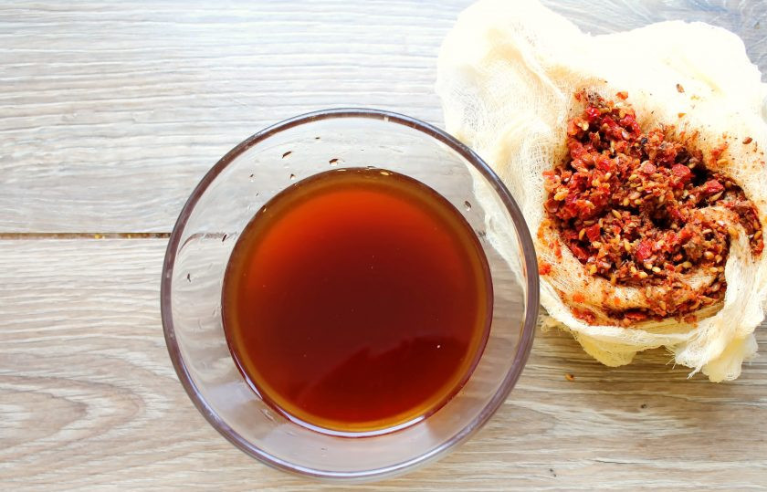 1. Этап. Настойка самогона на шиповнике: Профильтруйте настойку через несколько слоев марли проложенную ватой и отожмите. Перелейте напиток в бутылку и охладите перед подачей.