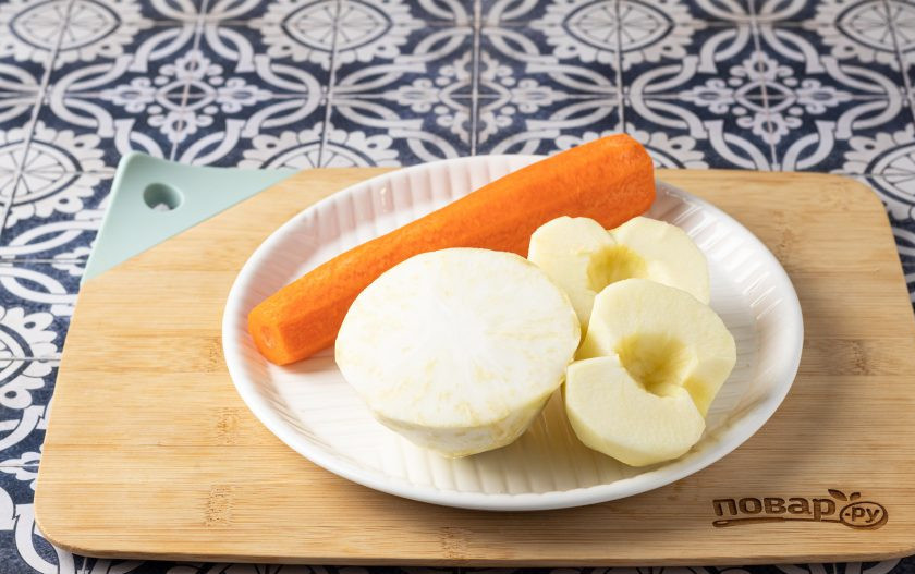 1. Этап. Салат с морковью, сельдереем и изюмом: Очистите от кожуры морковь и корень сельдерея. Яблоко тоже очистите от кожуры и вырежьте сердцевину.