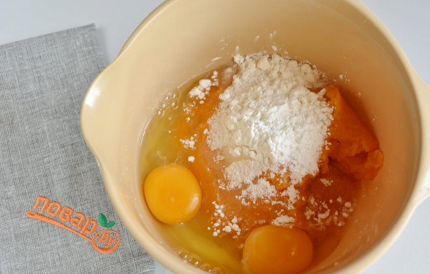 1. Этап. Творожно-тыквенная запеканка с маком: 5. В глубокую тару положите тыквенное пюре, сахар, яйца, крахмал и цедру одного апельсина. Пюрируйте блендером массу.