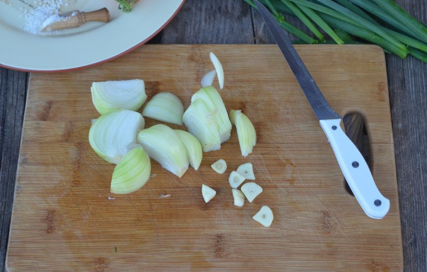 1. Этап. Салат из овощей на мангале: Лук почистите, нарежьте перьями.
