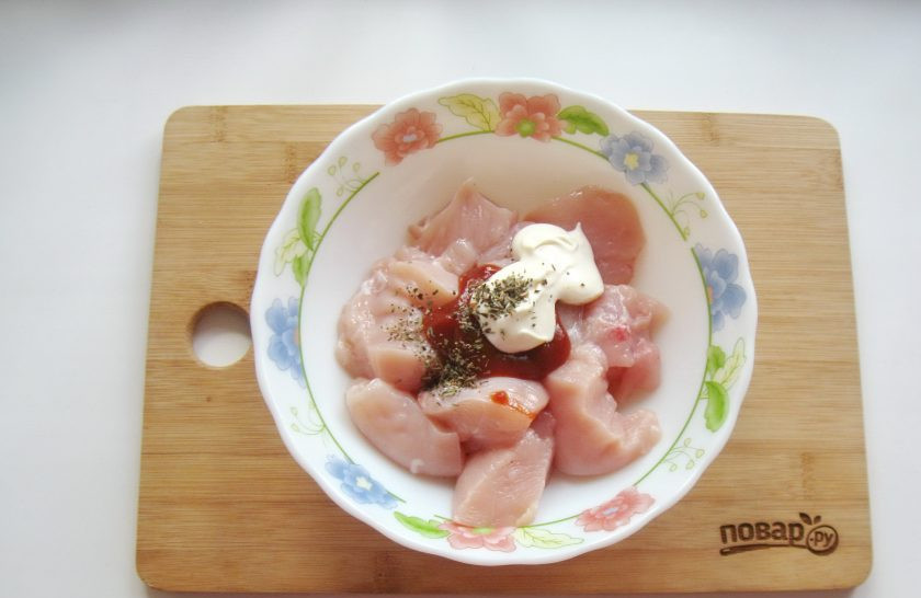 1. Этап. Шашлык из курицы в банке: Посолите и поперчите по вкусу, посыпьте сушеным базиликом.