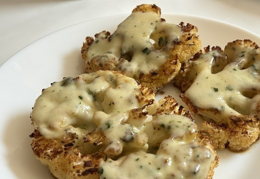 1. Этап. Цветная капуста, запечённая под моцареллой: Подавать сразу горячим, но и после разогрева очень вкусно!