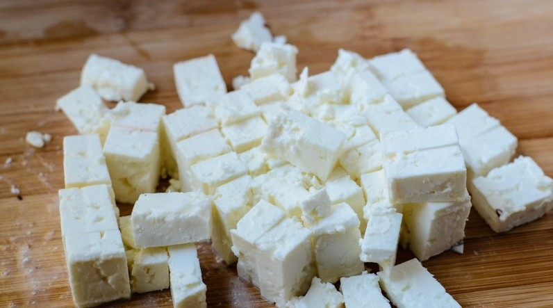 1. Этап. Салат с арбузом и брынзой: Брынзу порезать на кубики.