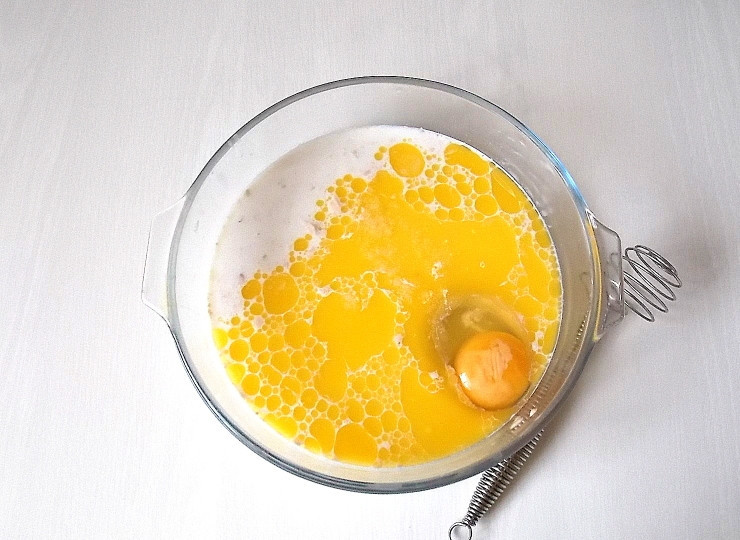 1. Этап. Советские пончики: Растопите масло. Добавьте к молочной массе масло и яйцо. Перемешайте до однородной массы.