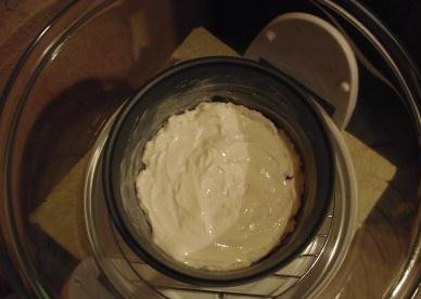 1. Этап. Творожная запеканка в аэрогриле: Разогреваем аэрогриль минут пять. Ставим форму на нижнюю решетку. Закрываем крышкой, выставляем температуру 200° и запекаем примерно 30 мин.