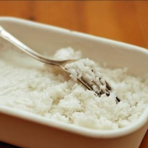 1. Этап. Сорбет из кокосового молока: Спустя часа два, когда затвердеет, фруктовую и кокосовую массы достаем из холодильника. При помощи ложечки начинаем формировать порционные шарики сорбета.