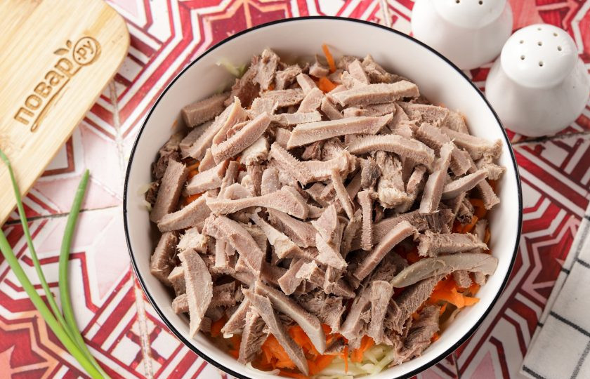 1. Этап. Салат с языком и капустой: Язык нарежьте некрупной соломкой.