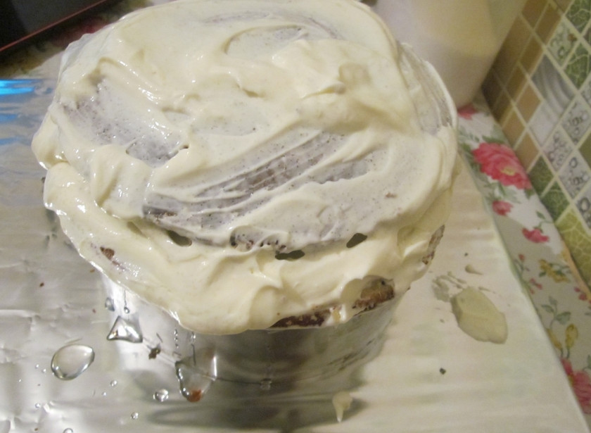 1. Этап. Торт еврейский: Из остывших коржей вырежьте по форме шара слои будущего торта. Если нет времени заморачиваться с декором, можете просто собрать коржи один на другом. По желанию, можно пропитать коржи сиропом. Я смазываю коржи обычным сметанным кремом со сгущенкой. А иногда вообще просто вареной сгущенкой, без сметаны.