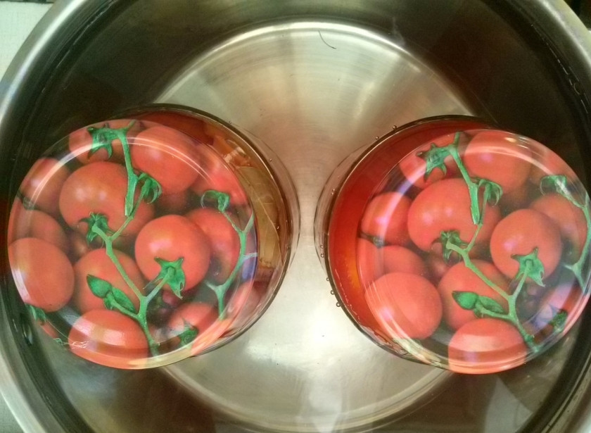 1. Этап. Чапра донская: Закройте неплотно крышкой, пастеризуйте 10-15 минут.