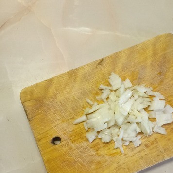 1. Этап. Салат Вкуснейший: Лук очистить и нарезать мелкими кубиками.