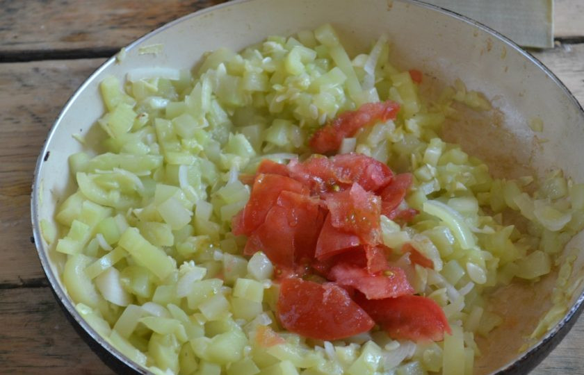 1. Этап. Овощная лазанья: В сковороду с разогретым подсолнечным маслом отправьте кабачки, слегка отжав их от лишней жидкости. Поджарьте минут пять. Потом добавьте лук и перец и ещё протушите минут 6-7. Затем отправьте на сковороду с овощами порезанный помидор и тушите до готовности. Это займет примерно минут десять под открытой крышкой, чтобы испарилась лишняя жидкость. Посолите по вкусу.