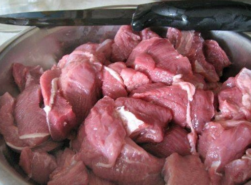 1. Этап. Говядина в сливках: 1. Мясо промойте, промокните бумажным полотенцем. Говядину нарежьте поперек волокон полосками. Выложите в специальную посуду для приготовления.