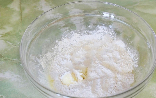 1. Этап. Пудинг с сухофруктами: Масло перетираем с сахарным песком. Просеиваем муку с разрыхлителем. Добавляем щепотку соли. Перемешиваем массу.