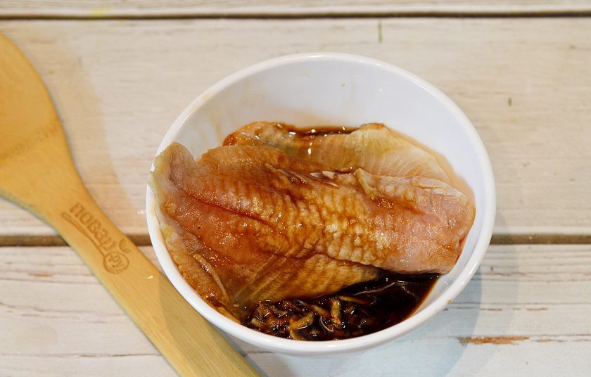 1. Этап. Треска по-китайски: 4. Положите кусочки рыбы в маринад и ставьте минимум на 30 минут.